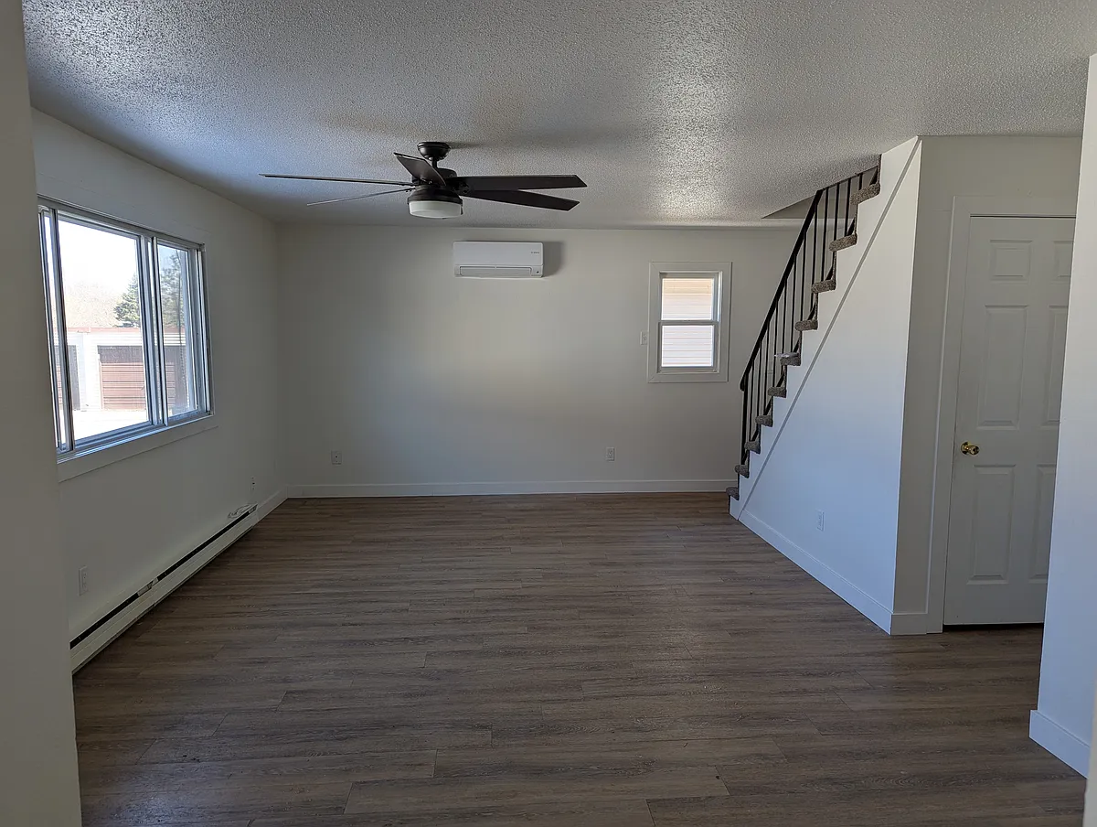 Building Photo - 950 5th Ave W #D