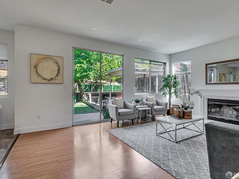 2nd image of 208 Shadow Hill Cir