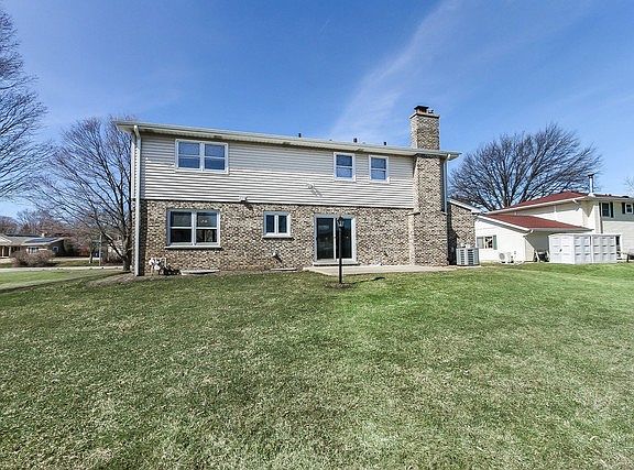 3rd image of 1233 Summit Dr