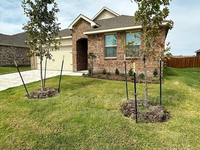 4 bed, 2.0 bath, 1996 sqft, $2,195 — Photo 2