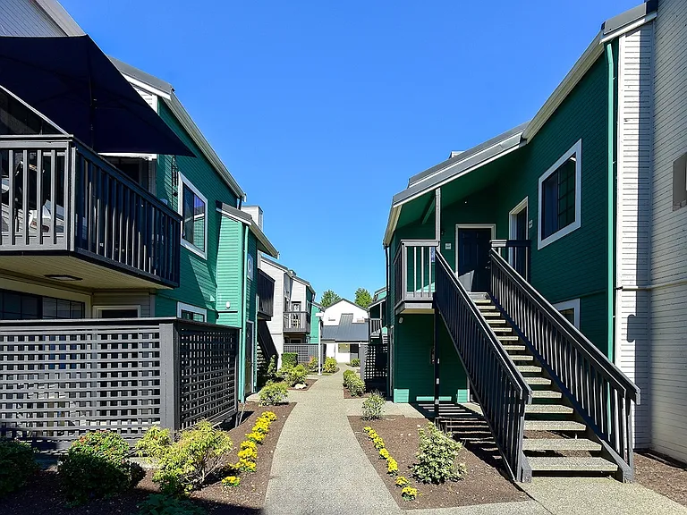 Astral Apartments — Photo 9
