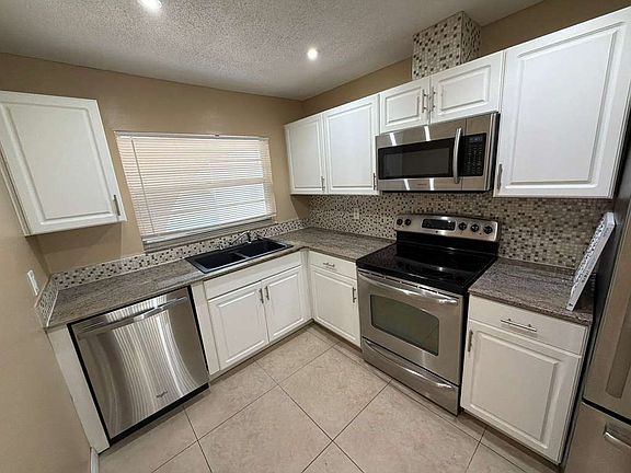 3rd image of 702 SE 47th St #5