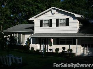 8 Cooper Ln, Bay Shore, NY 11706