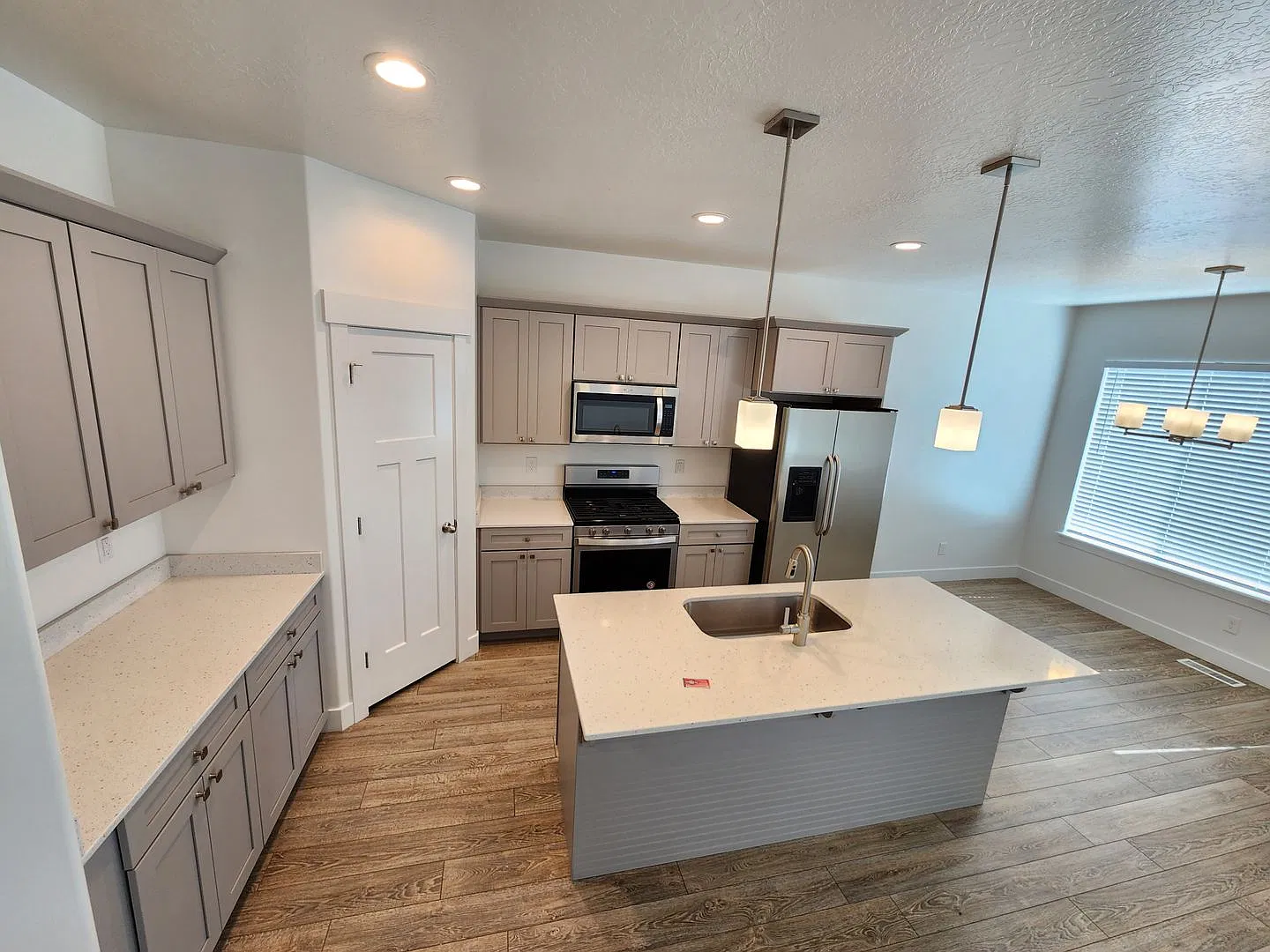 Spacious 3-Bedroom Bluffdale Townhome — Photo 4