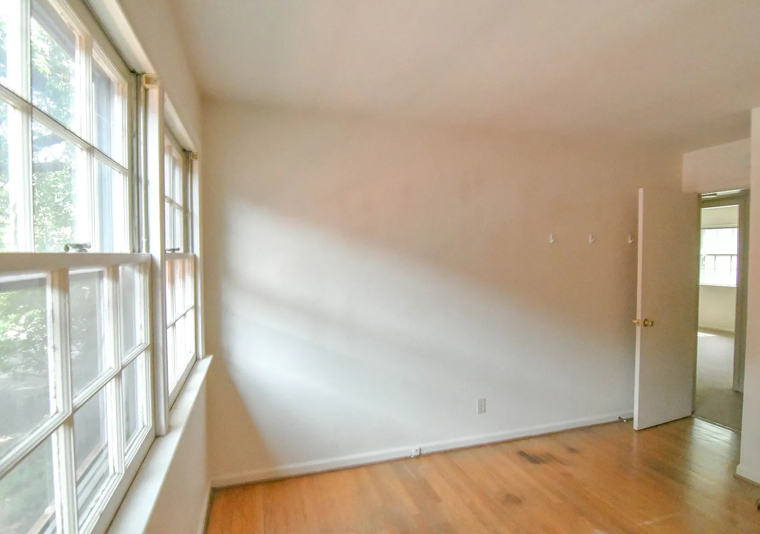 109 Kent Terr — Photo 2