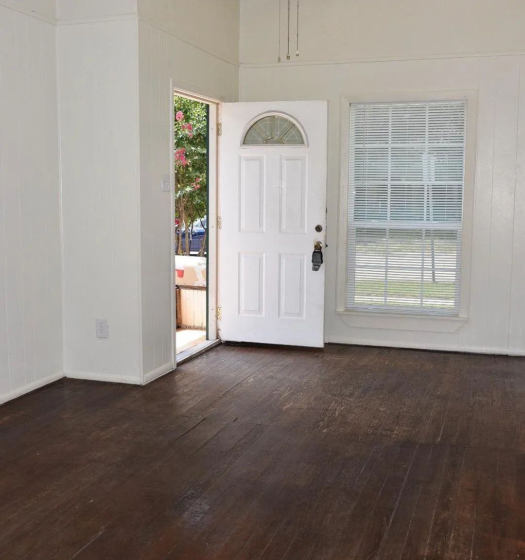 1402 N Austin St — Photo 4