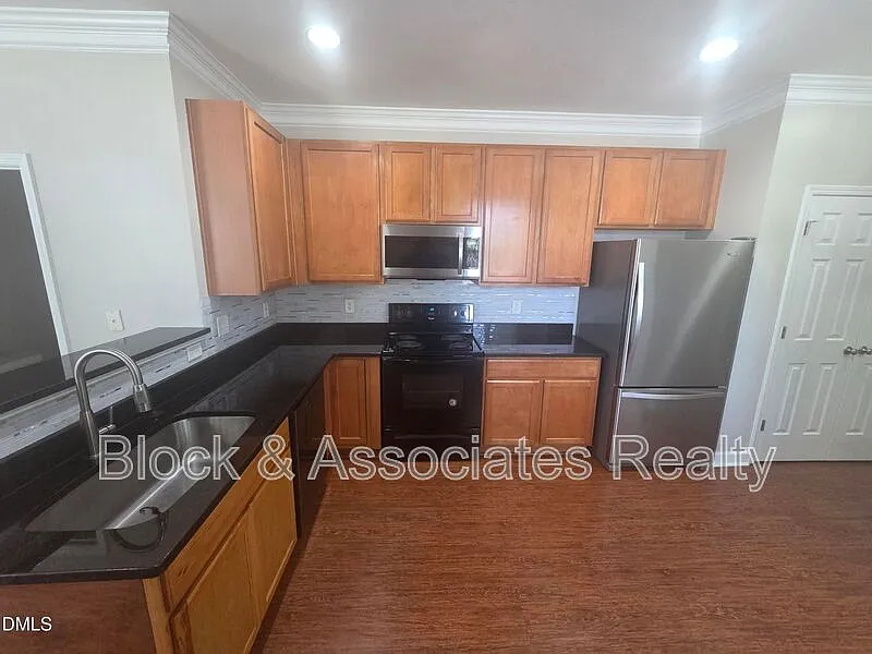 3 bed, 2.5 bath, 1949 sqft, $2,100 — Photo 2
