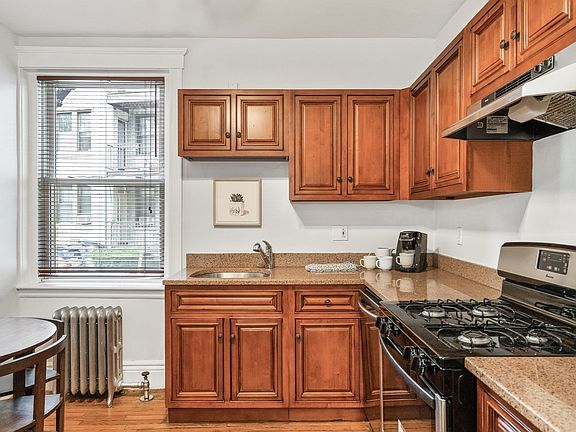 4th image of 8 Kinross Rd APT 4