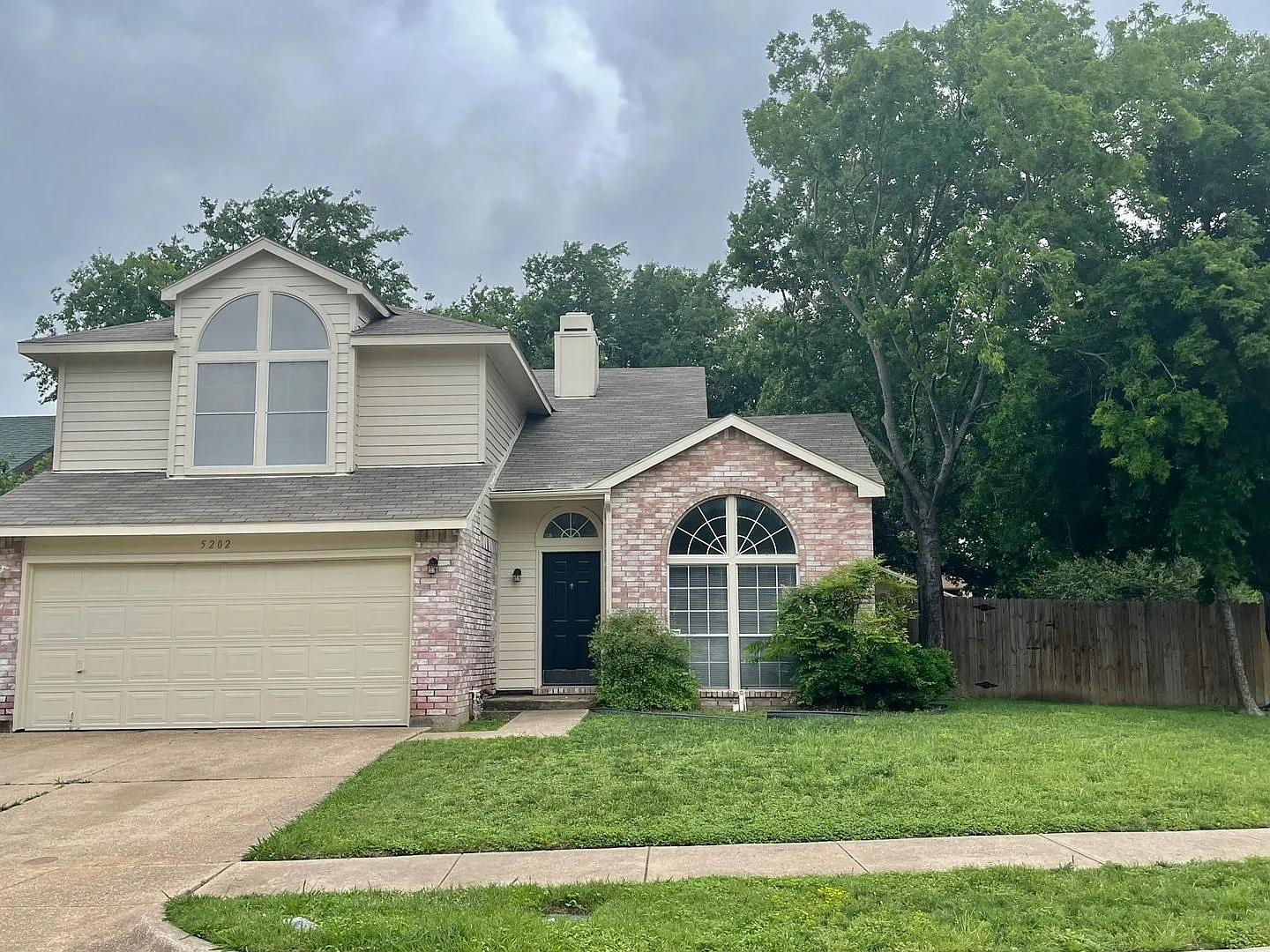 Nice 2 Story Home in Arlington ISD — Photo 1