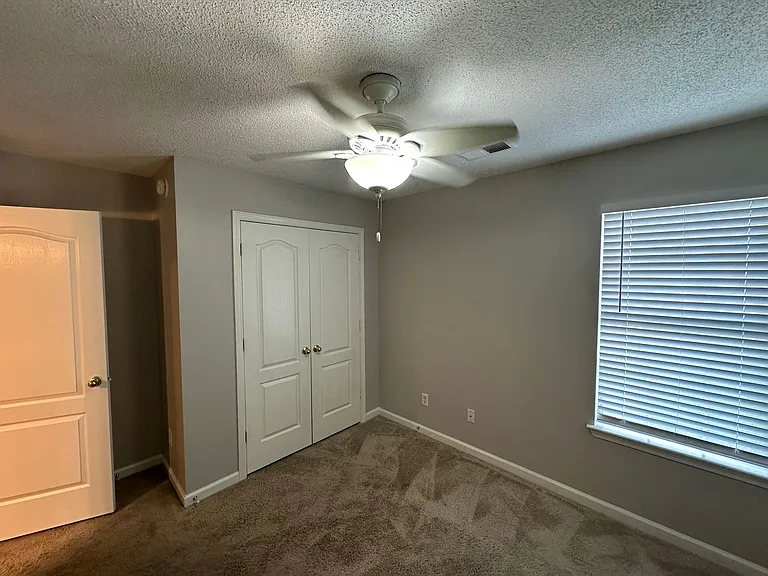 1098 Breezy Valley Dr — Photo 17