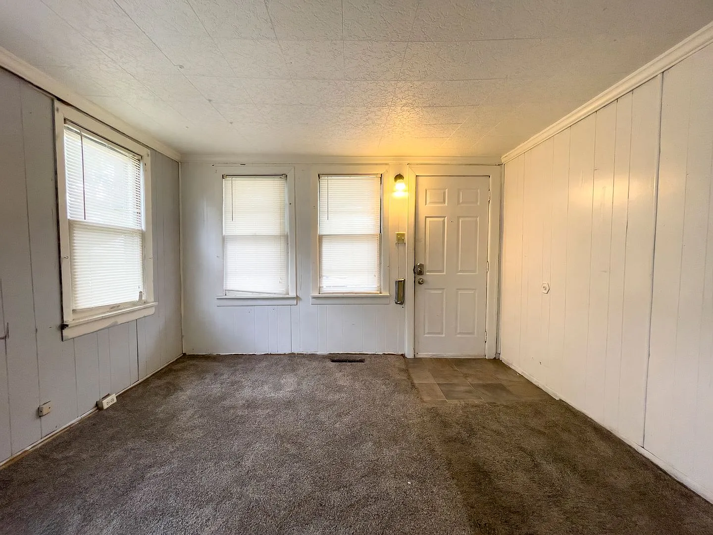 For Rent: 912 S Penn St. Cozy 3-Bedroom Home with a fenced in yard & detached garage! Washer & Dr... — Photo 3