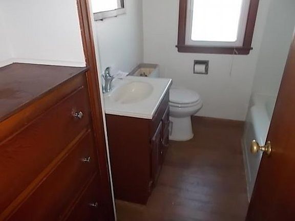 5th image of 864 Christiana St