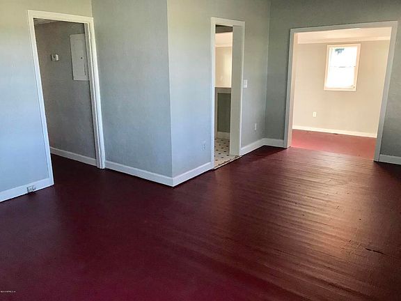 2nd image of 2146 Louise St