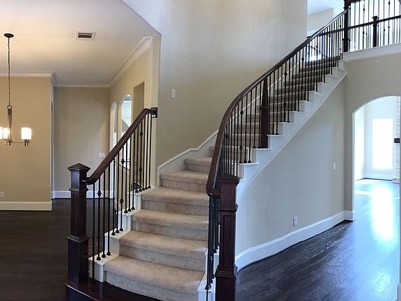 2nd image of 1077 Linden Loop