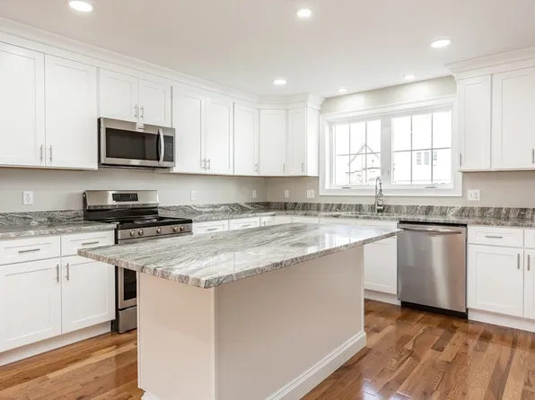 579 Summit St #3, Fall River, MA 02724