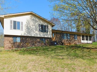 918 N Hills Dr, Dandridge, TN 37725