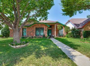 2910 Spinner Ln, Grand Prairie, TX 75052