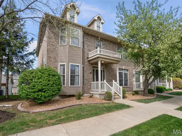 520 Queens Court Pl, Saint Peters, MO 63376