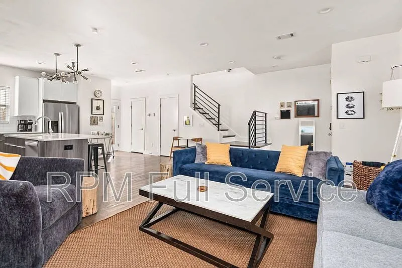 3 bed, 3.5 bath, 1940 sqft, $3,300 — Photo 2