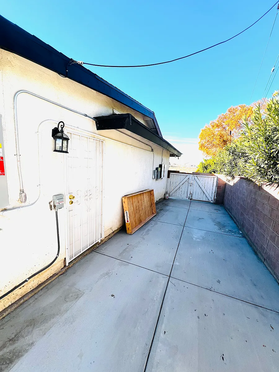 Building Photo - 1343 W Norberry St #B