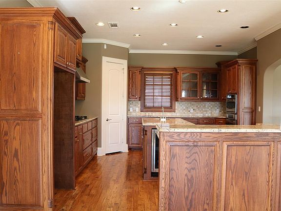 3rd image of 206 Hillside Ln