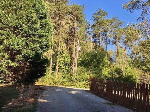 Double wide driveway, suitable for larger work vehicles