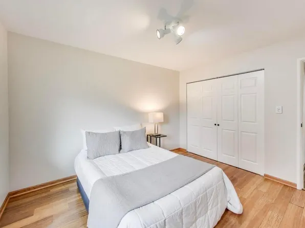 9440 Bay Colony Dr APT 2E, Des Plaines, IL 60016