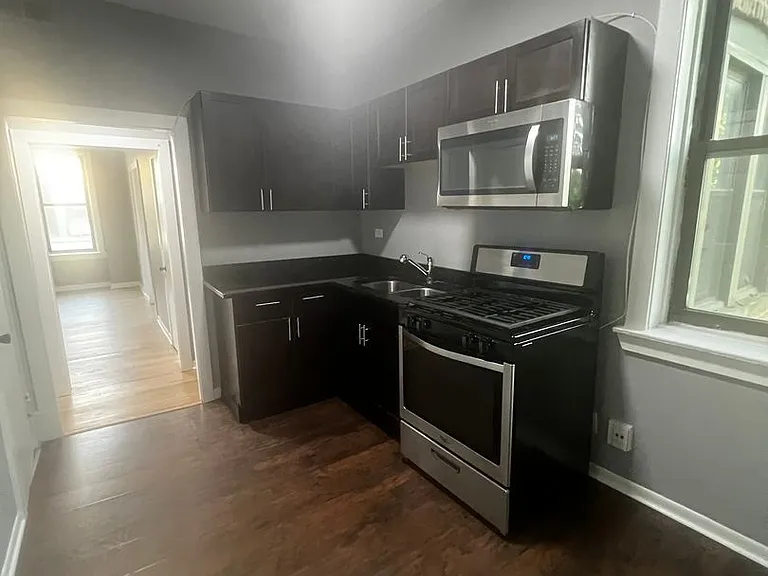 Hyde Park Apartments — Photo 13