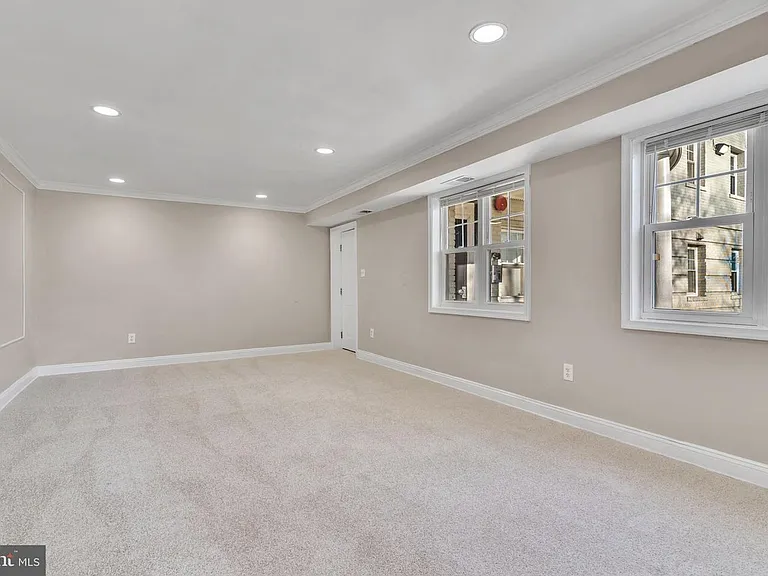 912 Barnaby St SE #101 — Photo 6