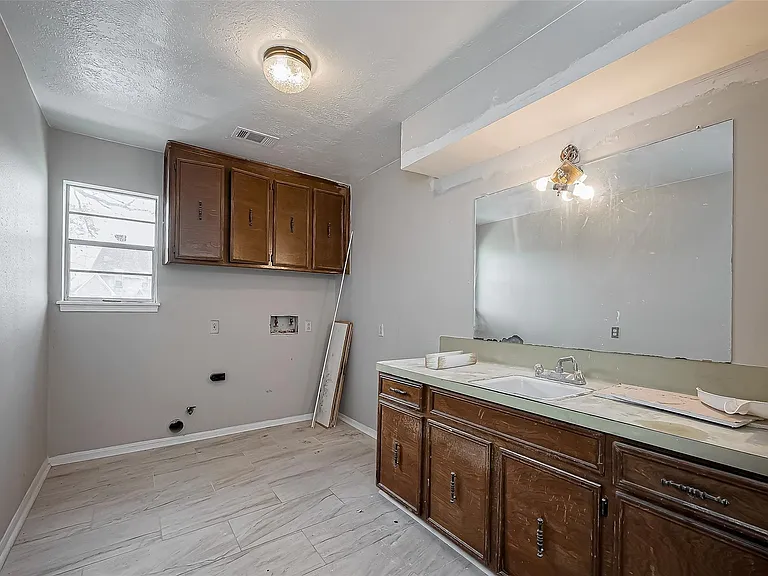 811 Loire Ln — Photo 15
