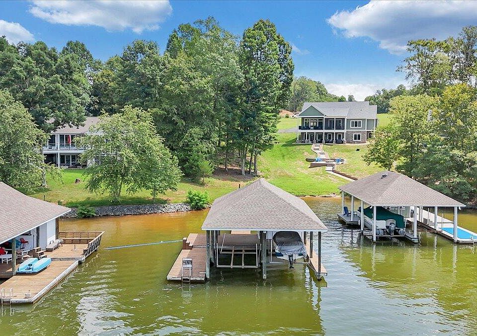 1st image of 8 Stillwater Dr