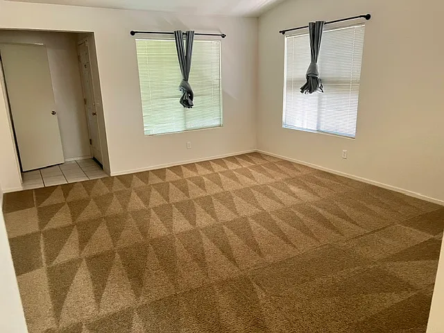 120 Philip Dr — Photo 2