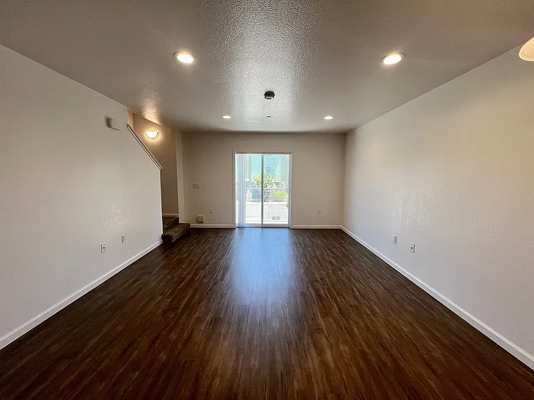 Esposti Park Apartments — Photo 23