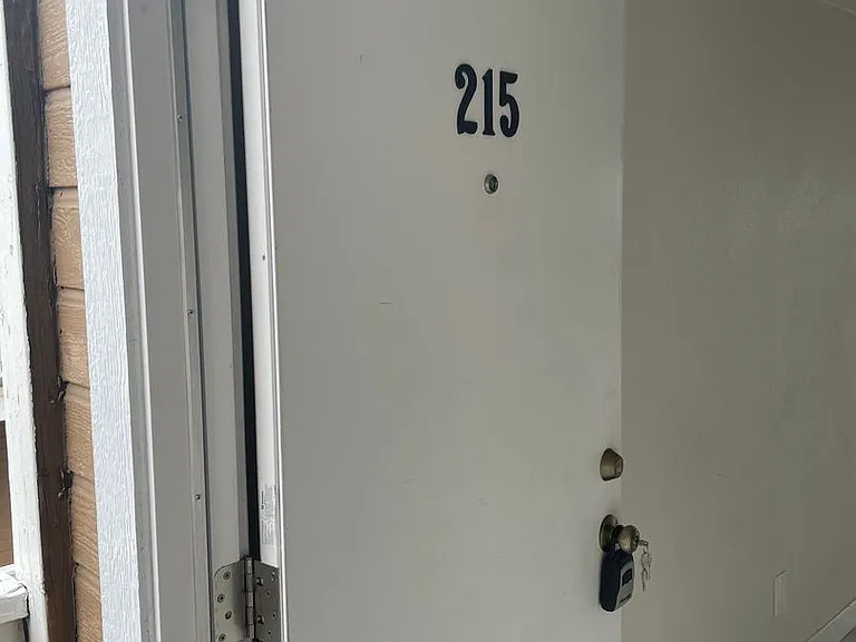 Las Palmas Apartments — Photo 1