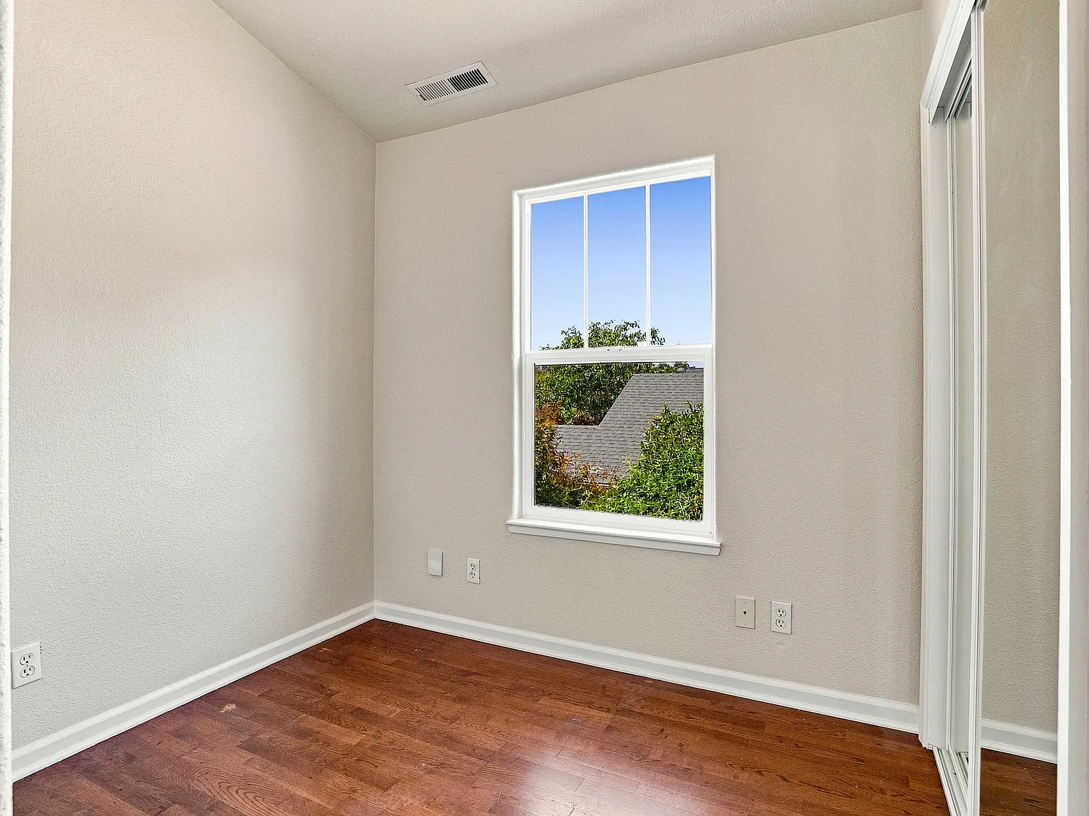 4 bed, 2.5 bath, 1426 sqft, $5,800 — Photo 3