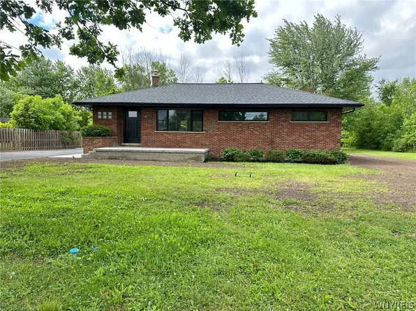 1366 Swann Rd, Youngstown, NY 14174