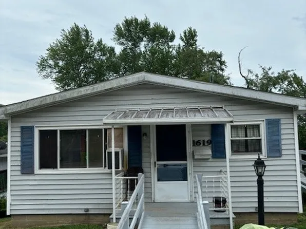 1619 Orchard St, Coshocton, OH 43812