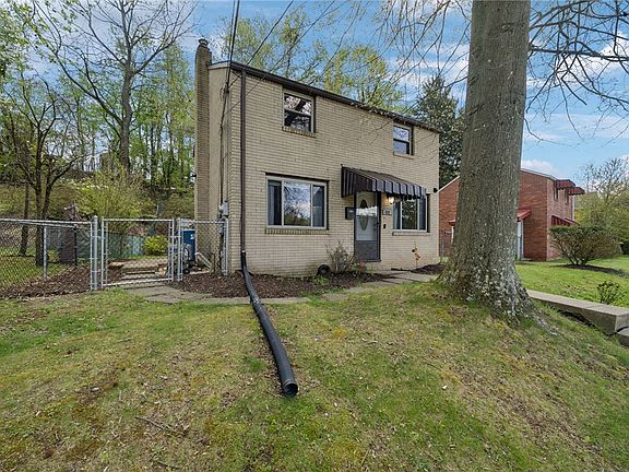 3rd image of 411 Macfarlane Dr