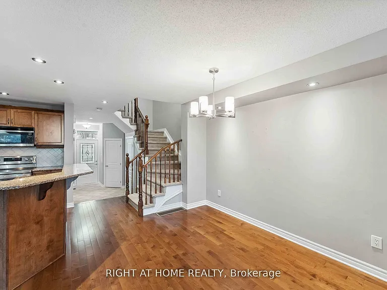 130 Tandalee Cres — Photo 6