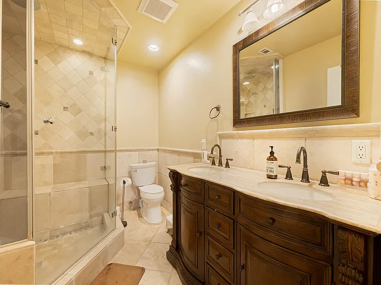 5800 Owensmouth Ave #7 — Photo 20