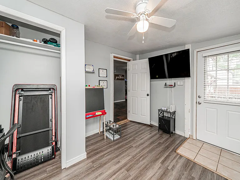 224 W Chestnut St — Photo 19