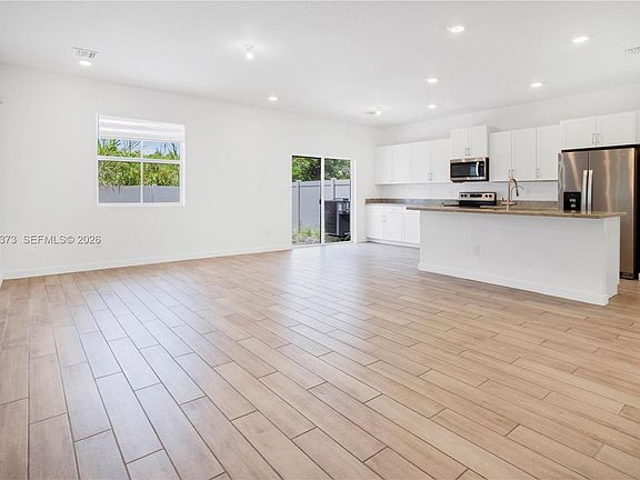 5th image of 846 SE 19th St #0