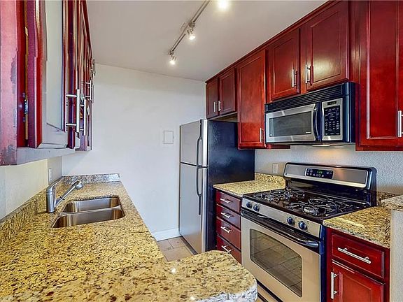 5th image of 700 E 8th St Unit 15N