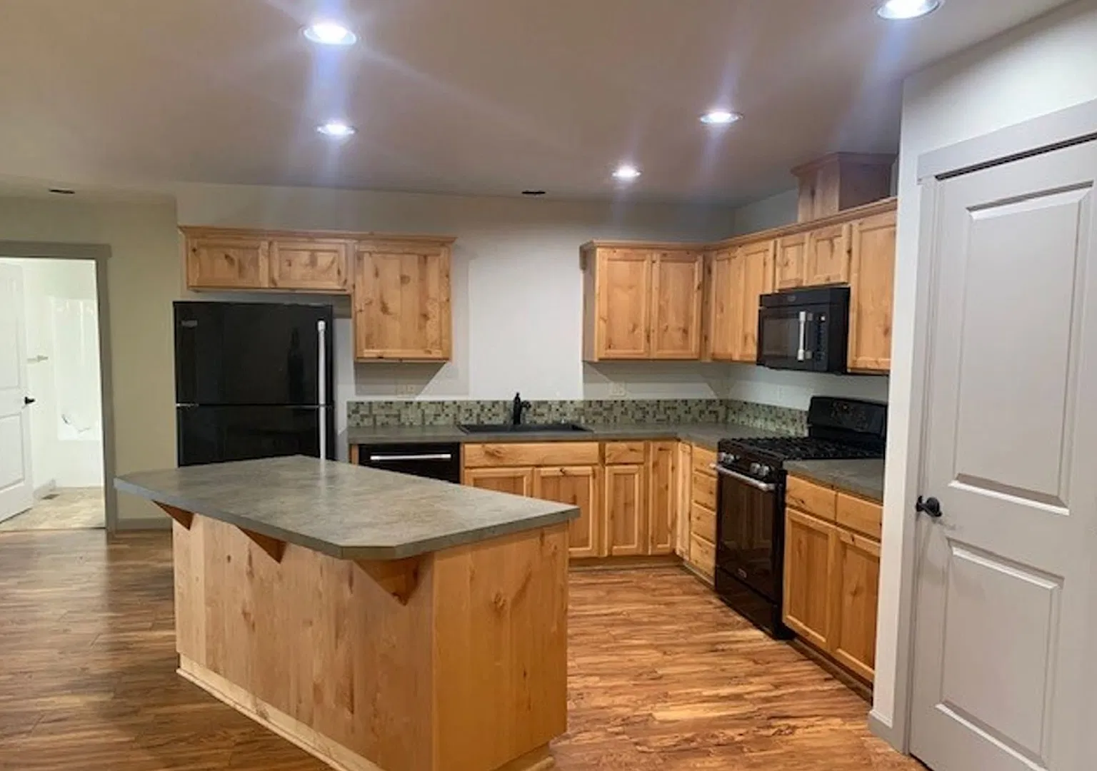 Spacious 3 Bedroom with Fenced Yard & Owner-Paid Utilities! — Photo 1