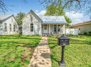 302 Ramona St, Smithville, TX 78957