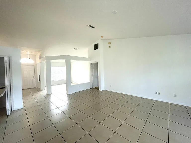 1061 SW Coleman Ave — Photo 10