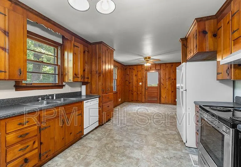 570 Carol Dr — Photo 14
