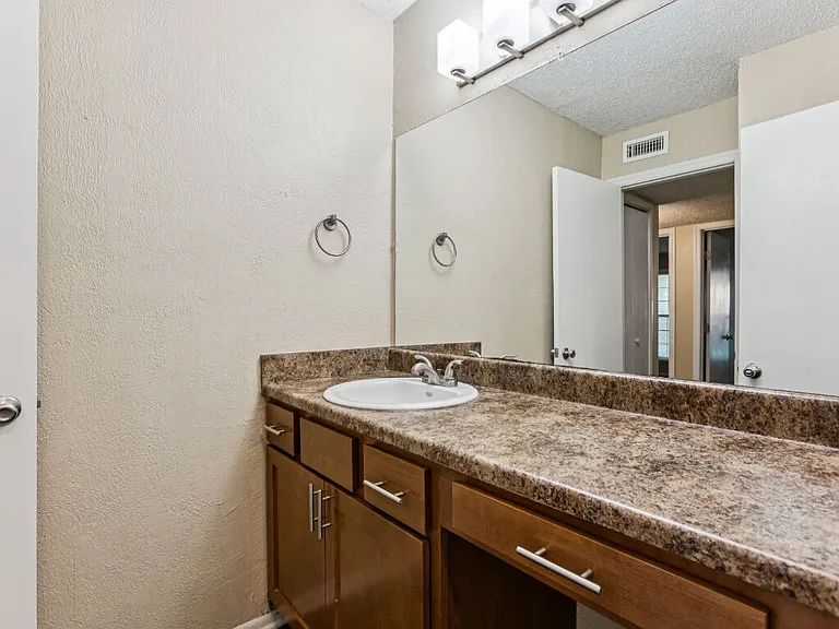Ashford Place Apartments — Photo 31
