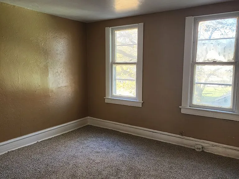 933 S Greenlawn Ave — Photo 5