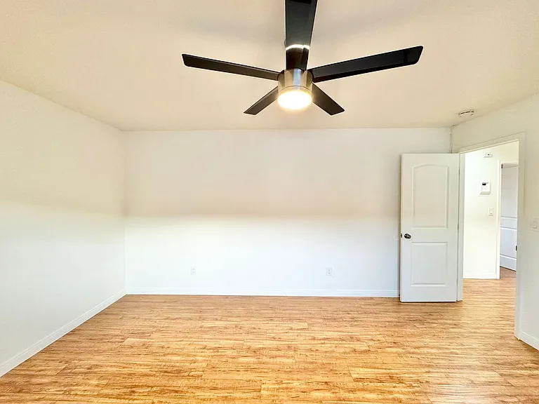 Huntington Clay Apartments — Photo 6